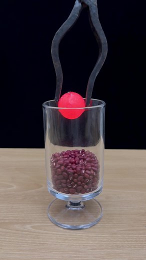 1000℃ Hot Metal Ball vs Red Beans and Oil — What Happens Next?