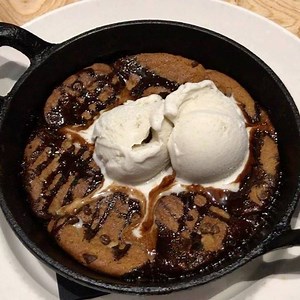 6.2K views · 132 reactions | COOKIE SKILLET  | Chocolate chip baked skilled cookie topped with vanilla ice cream 襤 | @bokampers | The Succulent Bite | Facebook