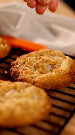 Cornflake and Caramel Chocolate Chip Cookies 🍪 Chewy, salty, sweet – once you’ve tried this recipe, there’s no going back. Soon, they will become your famous recipe, requested time after time! Makes: 12-15 Preparation time: 15 minutes, plus 2 hours proofing time Baking time: 20 minutes 🍪 Ingredients 100g cornflakes 200g caramel chocolate chips 500g cake flour 3 tsp baking powder 260g light brown sugar 1 tsp Maldon salt 260g browned butter, set 2 free-range eggs, plus 1 egg yolk 🍪 Method Prepa