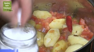 Ενα υπέροχο φαγάκι που μας ταξιδεύει νοσταλγικά σε άλλες εποχές... Πατάτες & χόρτα γιαχνί με ντομάτα! | Κρήτη των γεύσεων / Crete of tastes
