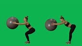 La jeune femme fait des exercices avec le ballon, s’accroupissant et...