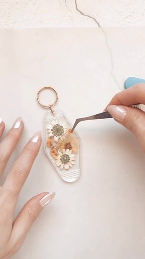 It’s been a while I worked with motel keychain & pressed flower combo, but I really miss this project! This makes such a beautiful DIY giveaway for any formal occasions like engagement parties, wedding, garden themed parties… and more 😍 I added quote here, but you can totally add initials or name with beautiful script too ✨ Motel keychain can be mixed and matched (pack your own bundle) on our website- no more getting “assorted” bundle anymore 😏✨ I love working with color and few of the motel k