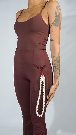 MISO BASIC on Instagram: "mais uma calça pra ficar viciada 🖤 teremos a versão reta e flare! mais em miso basic.com"