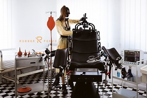 Die Latex Mistress bereitet die Klinik für die Untersuchung vor