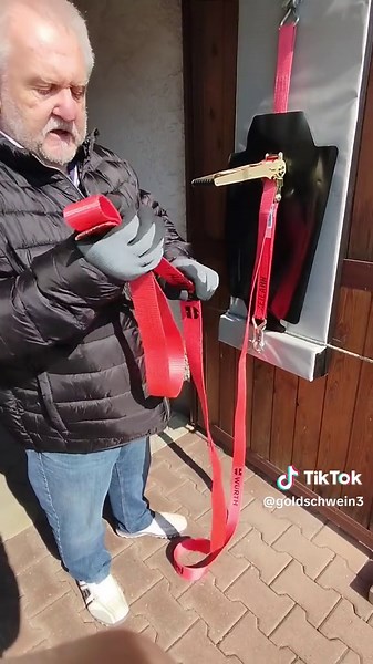 Truck-Puttee, schützt die Ratsche vor Schnee und Eis. Leichtes Lösen des Spanngurtes. Ladungsschutz für BigPack und Sackwarentransporte. #lkwdriver #lkwbeieisundschnee #spedition #lkwladung #ladungssicherung #lkwfahrer