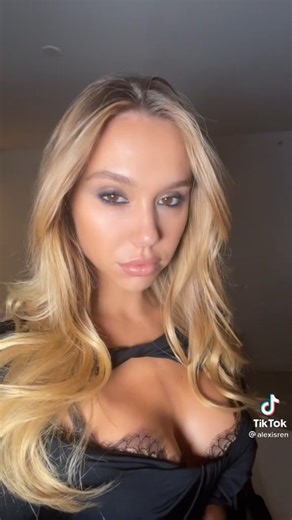 Alexis Ren FAN 🦋 on Instagram: "That transition was flawless 🔥 #alexisren"