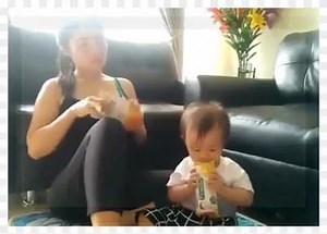 Ibu muda cantik sedang menyusui anaknya | Seksi banget gue