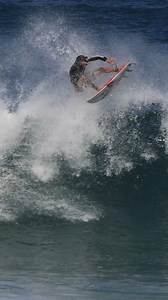 #mondaymotivation Volcom surfer Balaram Stack with a smooth combo at Pipe. 📹 Mike Latronic #surf #surfing #pipeline #balaramstack #volcom #volcomsurfing #barrel #air | Freesurf Magazine