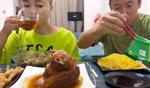 Most original eating food display mukbang trick between a husband and wife #BestAction | NT Pizza មានបោះដុំសំបក់ភីហ្សារ