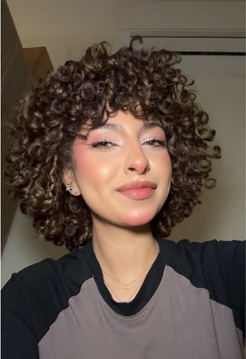 شعر مجعد بلمسة طبيعية