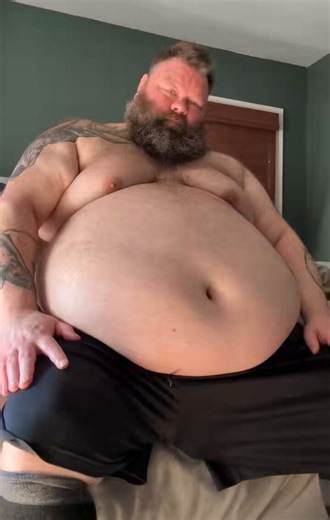 RT @OverfedHog: On FatBoy Friday ya gotta show off your Big Heavy Belly and Huge Fatpad. I don’t make up the rules, I just follow them like…