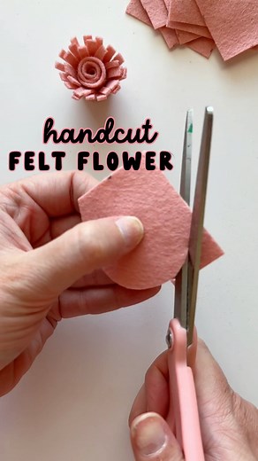 20K views · 165 reactions | “Ready to whip up some felt flower magic? 華 Sharing the deets: Center wavy strip: 6”x1” Fringe strip: 6”x1” Petals strips: 12”x2” - cut them into 2” squares and let’s get our craft on! ✂️ #FeltFlowerFun #CraftyVibes #feltflower #handcutflower #gluegun #feltcraft #feltflowertutorial | Resa Curbo Creative | Facebook