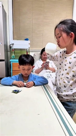 Mẹ mua bánh mới được hôn, còn với chị gái thì...