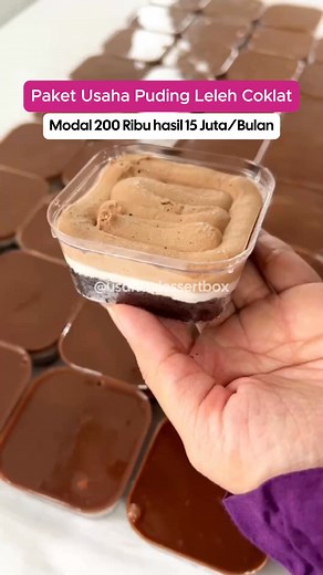 🍮 “Paket Usaha Puding Leleh Coklat – Modal 200 Ribu Bisa Jadi 15 Juta/Bulan!” Awalnya saya cuma iseng bikin puding coklat buat anak di rumah. Modalnya kecil banget — cuma 200 ribu buat beli susu, coklat, sama kemasan. Pas saya upload fotonya ke WhatsApp dan Instagram, eh banyak yang nanya, “Bu, ini jualan ya? Bisa pesen gak?” Dari situ saya mulai serius. Saya ikutin resep dan cara jualan dari Paket Usaha Puding Leleh Coklat ini. Rasanya enak, tampilannya cantik, dan gampang banget dijual online