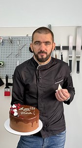 Cum poți să te aștepți să faci ”avioane” în cofetărie, dacă nu stăpânești tehnicile basic? Tocmai de asta, azi începem această poveste preferată de cofetarii de pretutindeni intitulată ”Scrierea pe torturi”. Sunt curios, vouă v-a ieșit asta din prima? #RobertEisler #ramaidulce #prajituridespecialitate #tort | RobertEisler.ro