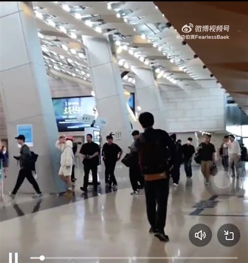 2.8K views · 922 reactions | #EXO at Gimpo Airport today! twitter.com/lightbaek614 | Byul | Facebook