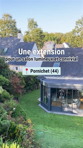 Quand la lumière d’automne réchauffe la maison ✨ À Pornichet, cette extension toit plat réalisée sur une reprise de charpente agrandit la pièce de vie et offre un salon lumineux et cocooning à la fois. Un lieu idéal pour profiter de l’ambiance cosy de la saison 🍂 👉 Découvrez la réalisation : https://www.fillonneau.com/realisation/extension-pornichet/ | Fillonneau Vérandas Extensions