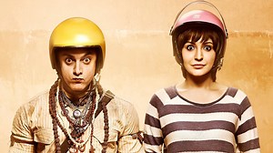 『PK［ピーケイ］』、アップリンク渋谷にて12/17（土）より上映💥💥💥 世界の常識を全く知らない男、PK 彼の“小さな”疑問は、やがて“大きな”奇跡を呼ぶ！ 留学先のベルギーで大失恋し、今は母国インドのTV報道局で働くジャグー（アヌシュカ・シャルマ）は、ある日地下鉄で黄色いヘルメットを被り、大きなラジカセを持ち、あらゆる宗教の飾りをつけてチラシを配る奇妙な男(アーミル・カーン）を見かける。 http://www.uplink.co.jp/movie/2016/46868 | アップリンク / uplink