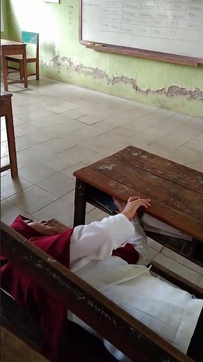 momen ibu guru hamil muda mau pingsan