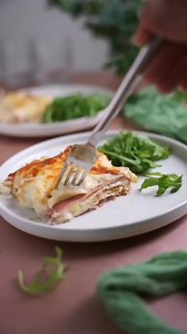 Maradékmentős, csőben sült sonkás-sajtos pala, póréhagymával, besamel mártással, és persze még több sajttal 🤭😄 A hortobágyi húsos palacsintából mindig marad pár darab pala, ami hasonló fogásokban végzi, mint ez is. Ha pedig nagyon nincs kéznél maradék, és palacsintát sem sütnél, a tortilla lap is jó lehet hozzá.Régebbi recept, a hozzávalók és a részletesebb leírás a blogon, de ehhez tulajdonképpen nem is nagyon kell recept: csak töltsd meg, amivel szeretnéd. Ha mégis elolvasnád, a közvetlen li