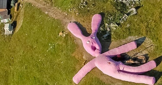 La historia detrás de Hase el conejo gigante de peluche que vive en la montaña