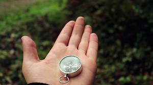 La persona que utiliza la brújula: video de stock (totalmente libre de regalías) 1097680877 | Shutterstock