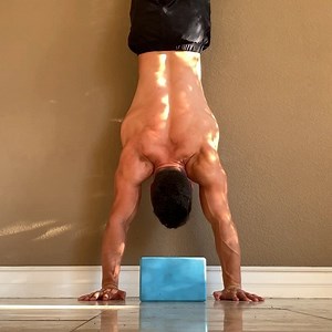 PARTIAL RANGE HANDSTAND PUSH-UPS (HSPUs)⁣⁣⁣ ⁣⁣⁣ Partial range HSPUs are a great exercise to bridge the gap between HSPU progressions. If you feel you have mastered the pike push-up, but can’t seem to do a wall HSPU, use the partial range wall HSPU as a stepping stone. Keep your range consistent and objective by using a block. As you become comfortable with reps at a given height, lower the height of the block to increase the difficulty.⁣⁣⁣ ⁣⁣⁣ The same concept can be used to bridge the gap betwe