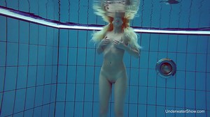 Blond swimming chick Tracy gets naked and shows tricks under the water