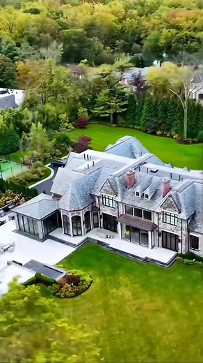 Little boy helped his mother find love only to discover the man was his CEO father who began spoiling her endlessly | Eine Gruppe reifer Frauen auf der Suche nach einem Date