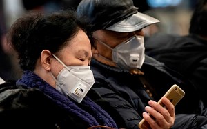 Virusul ucigaș din China. Imagini încă neconfirmate oficial cu oameni care cad pe străzile din Wuhan VIDEO