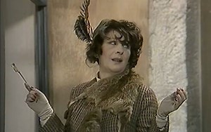 Έφυγε σήμερα από τη ζωή η Άννα Παναγιωτοπούλου. Η ηθοποιός που αγαπήσαμε μέσα από τους ρόλους της στο θέατρο, την τηλεόραση και τον κινηματογράφο γεννήθηκε στην Αθήνα το 1947 και από πολύ μικρή ήθελε να ασχοληθεί με την τέχνη της υποκριτικής. Έτσι, όταν τελείωσε το σχολείο και οι γονείς της την έστειλαν για σπουδές στην Ελβετία, εκείνη επέστρεψε κρυφά στην Ελλάδα και έδωσε εξετάσεις στη Δραματική Σχολή του Εθνικού Θεάτρου. Εκεί γνωρίστηκε με τον Σταμάτη Φασούλη και μαζί, στις αρχές του ‘70 ίδρυσ