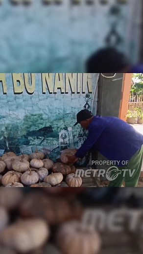 Kue Lebaran berbahan dasar labu kuning dari Semarang, Jawa Tengah. Sejak 2002, kue tradisional ini mulai diperkenalkan. Oleh karena kekhasan dan rasanya yang enak, kue waluh semakin banyak diminati. #lestarimoerdijat #kudapanlebaran #kuewaluh #kuelebaran #kuelebaranenak #sahabatlestari #mbakrerie #semarang #jawatengah #kudapantradisional | Lestari Moerdijat | Facebook