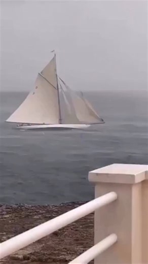 Heartstopping Tuiga mast breakage (nobody injured). The Monaco Yacht Club flagship, one of the most prestigious and beautifull classic yacht in the world lost its rig in a squall as competing in the Menorca Classic Week #sailing #yachting #boating #breakage #boatfails #classicyachts 🎥Karel Klosse | Gilles Martin-Raget Photo Video