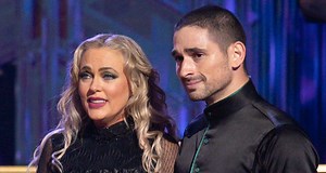 Elaine Hendrix Update: Actress Reveals ‘Dancing With the Stars’ Injury, Doctor Clears Her to Continue In Competition