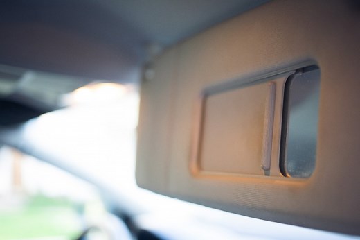 車のサンバイザーが戻らない！壊れた時の修理法は？