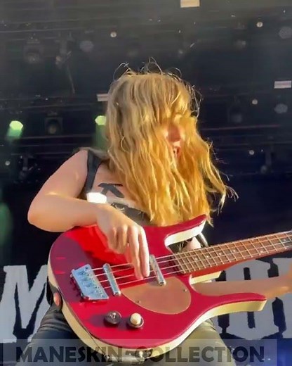 Maneskin, Victoria De Angelis plays the bass sensually (Ronquieres Festival, Belgium)