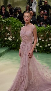 ¡Suenan campanas de boda! Phoebe Dynevor se comprometió con Cameron Fuller 📸 IG: cameronfuller | ¡HOLA! México