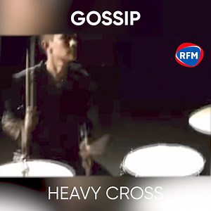 🎈 Aujourd'hui, on fête le tube "Heavy Cross" de #Gossip (Beth Ditto) sorti il y a 15 ans !! 🎤 Le morceau avait notamment cartonné grâce à la promotion du parfum "J'adore" avec l'actrice Charlize Theron ✨ | RFM