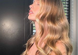 Jak zrobić loki prostownicą? Ta prosta metoda nie zawodzi