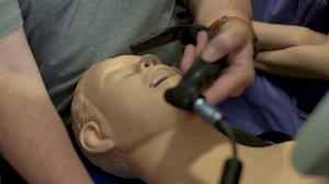 Un anesthésiste effectue une formation d'intubation : vidéo de stock (100 % libre de droit) 4004568381 | Shutterstock