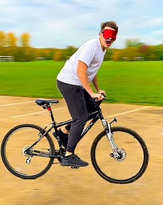 LIGHTS OUT CHALLENGE!! 👀😂 (Crazy Eyes Closed Challenge) | Woody & Kleiny