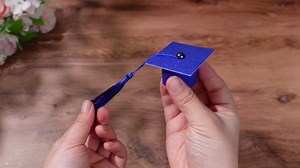 24 Pieces Mini Graduation Cap with Tassels Wine Bottle Topper Glitter Hats Grad Hat Cake Graduation Bottle Cap Cover for Graduated Party Table Decorations(Black Hat,Pink Tassel)