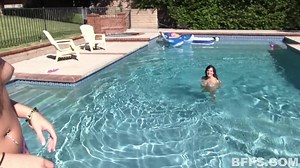 Lesbians who enjoy caresses in the pool