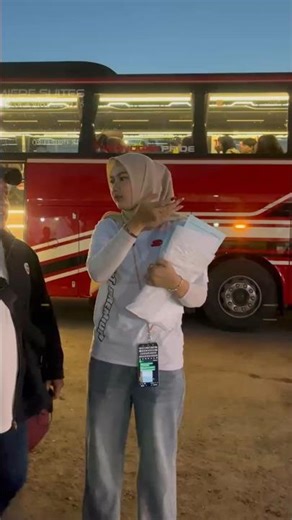 melayani penumpang dengan selalu ramah 😍 pramugari bus #bestpremium