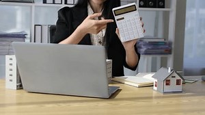 Une femme d'affaires, agent immobilier, est : vidéo de stock (100 % libre de droit) 3460521801 | Shutterstock