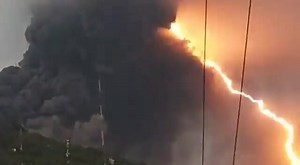 Vulkanisch induzierter Erdblitz gestern während einer Eruption des Pacaya in Guatemala Beeindruckend ist vor allem, dass dieser kräftige Erdblitz aus der Eruptionssäule herausbricht und in den Hang des Vulkans einschlägt. Durch Reibung von Tephra-Partikeln in der Eruptionssäule kommt es hierbei zu einer statischen Aufladung, abgebaut wird diese Ladung durch eine Blitzentladung. Der Pacaya ist übrigens einer der aktivsten Vulkane der Welt. Er liegt südlich von Guatemala-Stadt Quelle: INSIVUMEH Gu