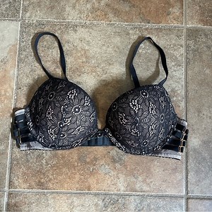 Black & nude lace Victoria’s Secret 32B sexy bra