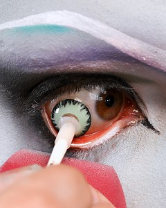 This look by @le_menestrel gives us major extraterrestrial vibes! | Beauty Wow