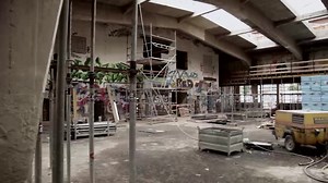 Ein Rückblick auf die Entstehung unseres Campus Derendorf: Im Musikvideo „Schall und Klang im Schlachthof“ geht es um die Visualisierung des Musikstückes „Schlachthouse“ und die damit verbundene inhaltliche Einbeziehung des Derendorfer Schlachthofes in Form von atmosphärischer, visueller Wiedergabe des Gebäudes. Der Opener des Musikvideos zeigt den Ort des Geschehens von außen, um dem Betrachter das im Fokus stehende Objekt an seinem Standort zu zeigen. Es findet eine schrittweise Annäherung an 