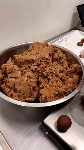 We’re bringing a new meaning to getting the GAINZ! Not anabolic, NUTELLAbolic! 💪🏼😋 This MEGA one pounder is sure to promote gains of happiness with its Nutella cookie base loaded with mini M&Ms and a giant Nutella core.Comment 🍪🍪 for a chance to win free cookies!! We pick winners weekly!! 😉​​​​​​​​​​​​​​​​​​​​​​ #teamcookie #cookie #cookies #fatandweirdcookie #fatandweirdcookies #letsgetfatandweird #fatandweird #fatcookie #bigcookie #specialtycookie #vegan #vegancookie #food #foodie #iifym